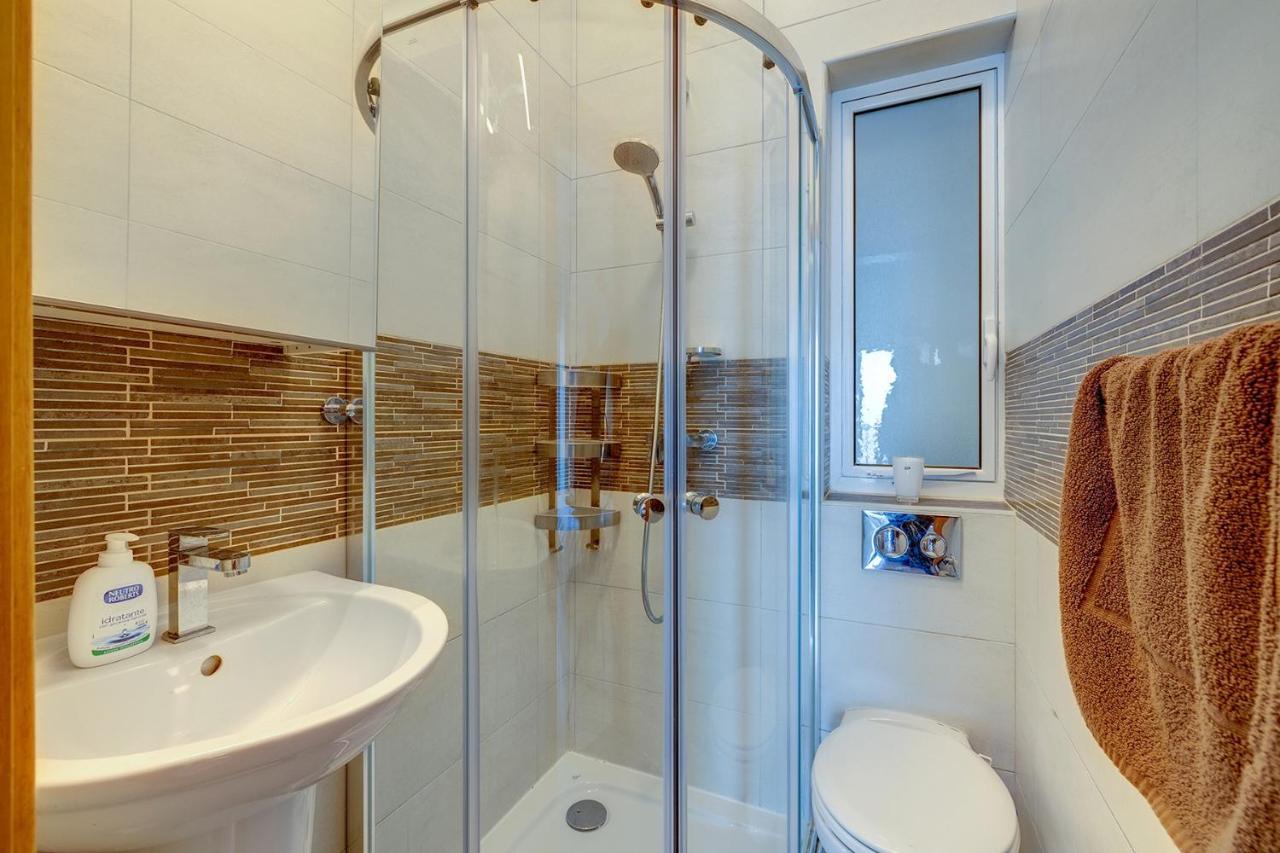 Prime Location Apartment With Side Seaviews Sliema Kültér fotó