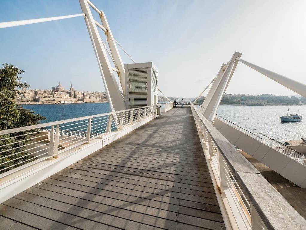 Prime Location Apartment With Side Seaviews Sliema Kültér fotó