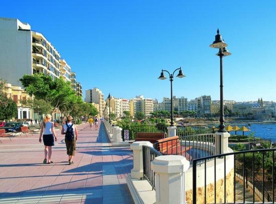 Prime Location Apartment With Side Seaviews Sliema Kültér fotó