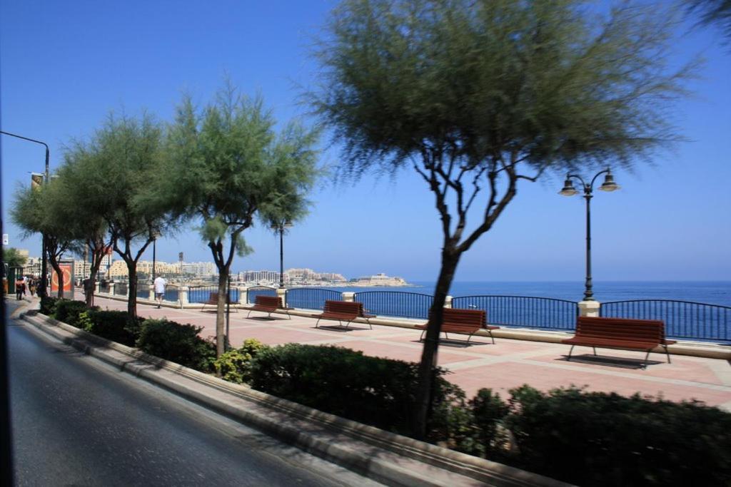 Prime Location Apartment With Side Seaviews Sliema Kültér fotó